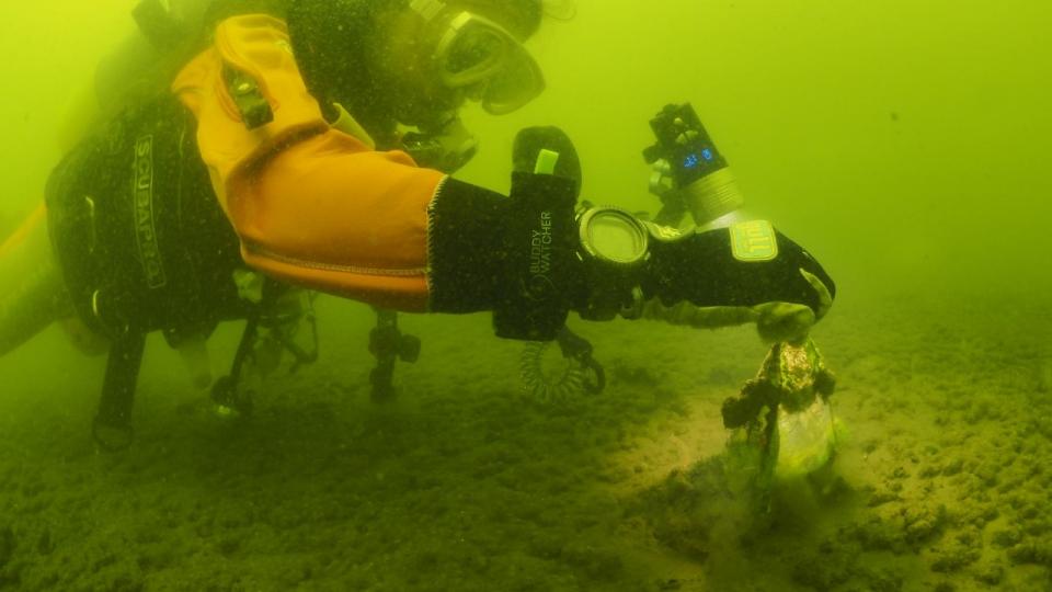 海底ごみを回収するダイバー
